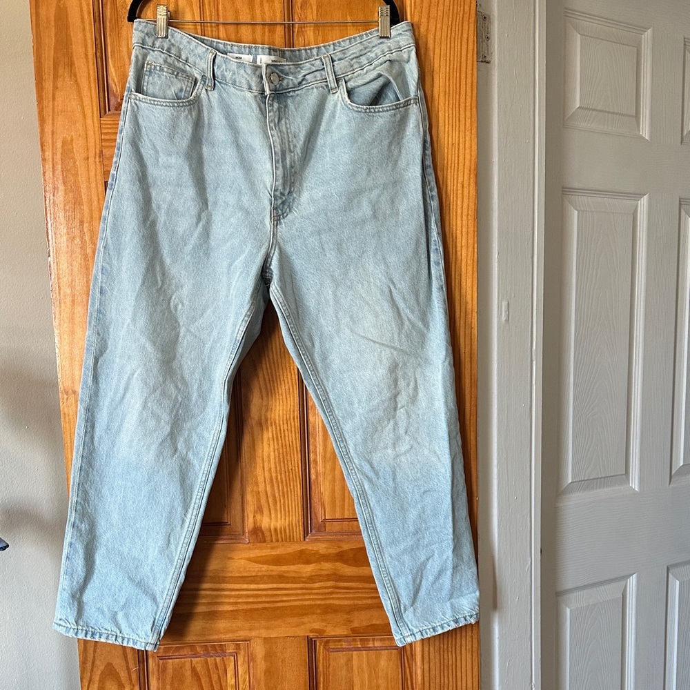 NWOT Light blue women’s jeans
Mango mom jeans
EUR 44 / USA 12 / MEX 11